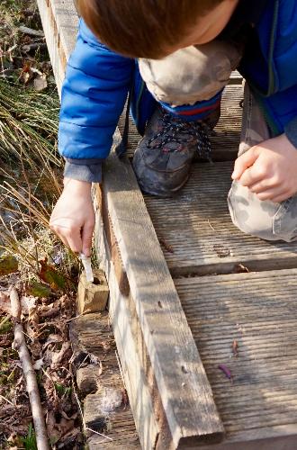 A child discovers a geocache! Credit: Adobe